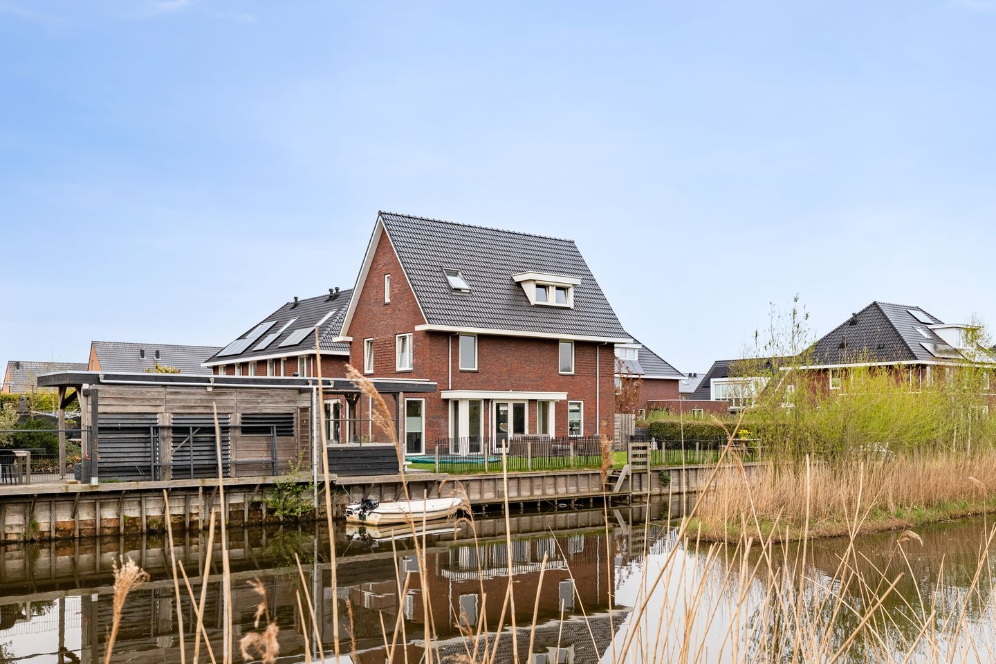 Foto 1 van Purperreiger 32