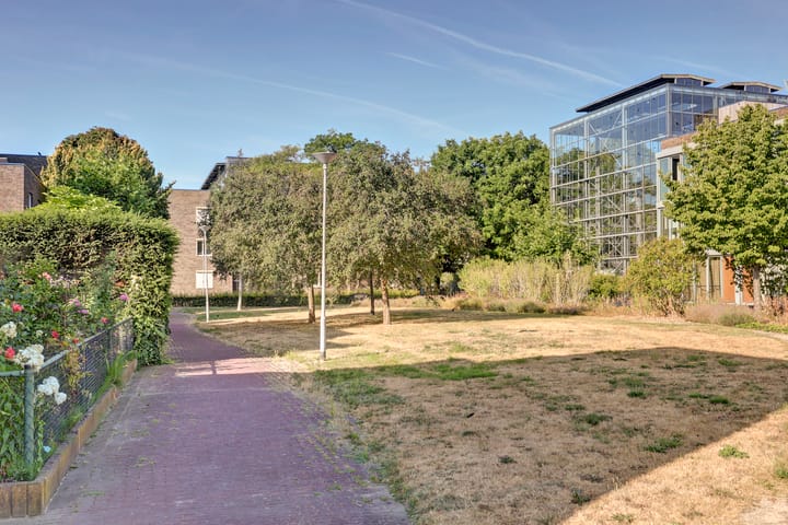 Tussenwoning te koop: Digna Johannaweg 29, Hoogvliet Rotterdam