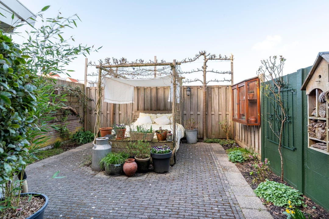 Photo 16 of Floresstraat 89