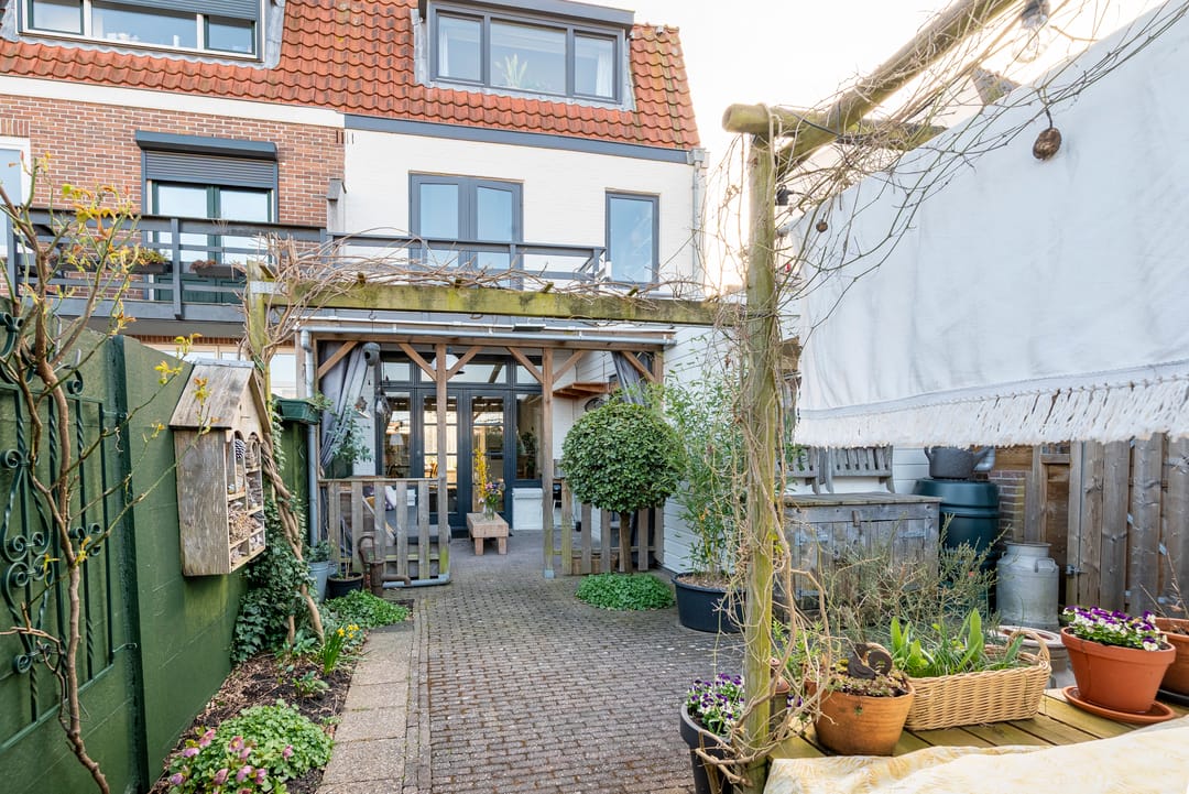 Photo 17 of Floresstraat 89