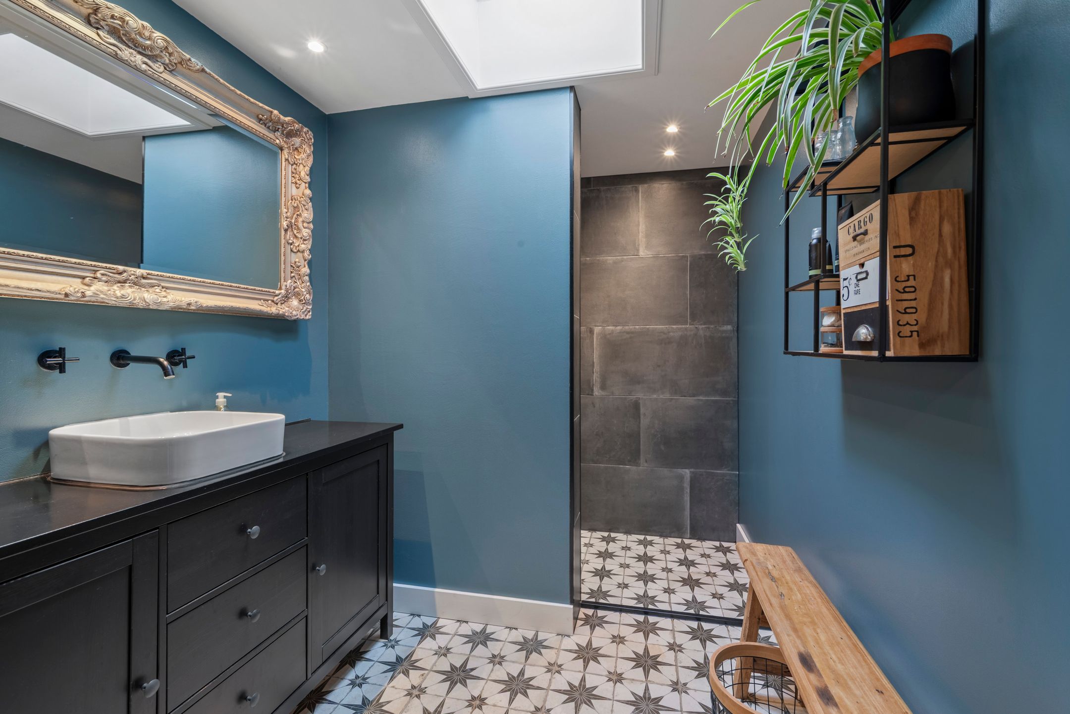 Photo 36 of Floresstraat 89