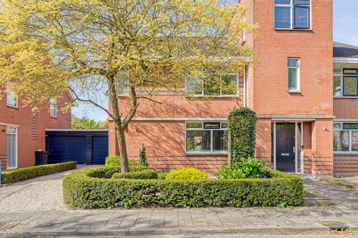 Tussenwoning te koop: Abrikozenhof 28, Almere