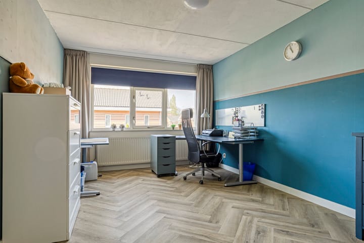 Tussenwoning te koop: Abrikozenhof 28, Almere