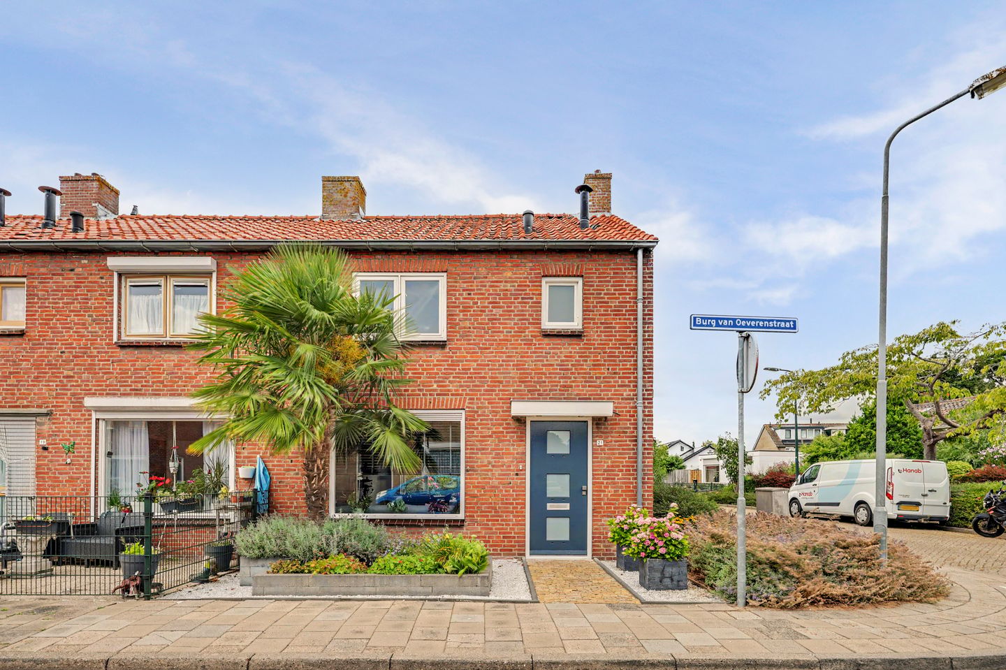 Photo 1 of Burgemeester van Oeverenstraat 21