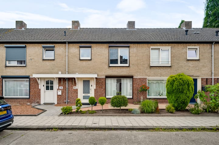 Tussenwoning te koop: Oogststraat 8, Weert