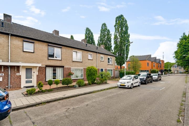 Tussenwoning te koop: Oogststraat 8, Weert