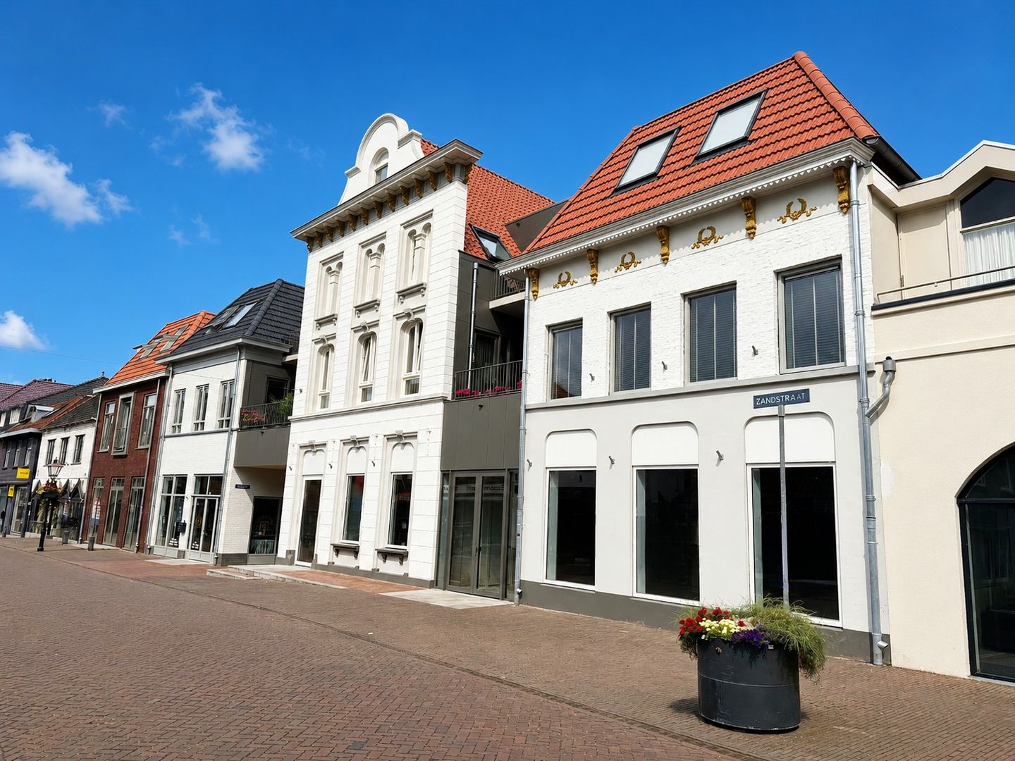 View photo 2 of Zandstraat 9-11