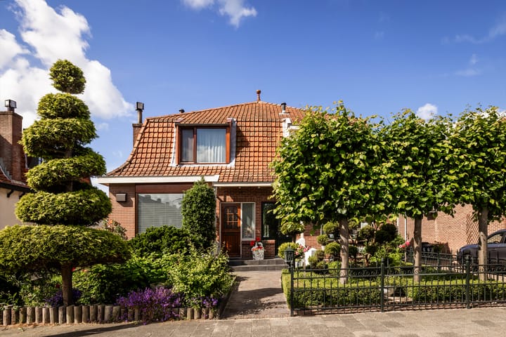 Twee-onder-één-kap te koop: Kastanjelaan 20, Zwanenburg