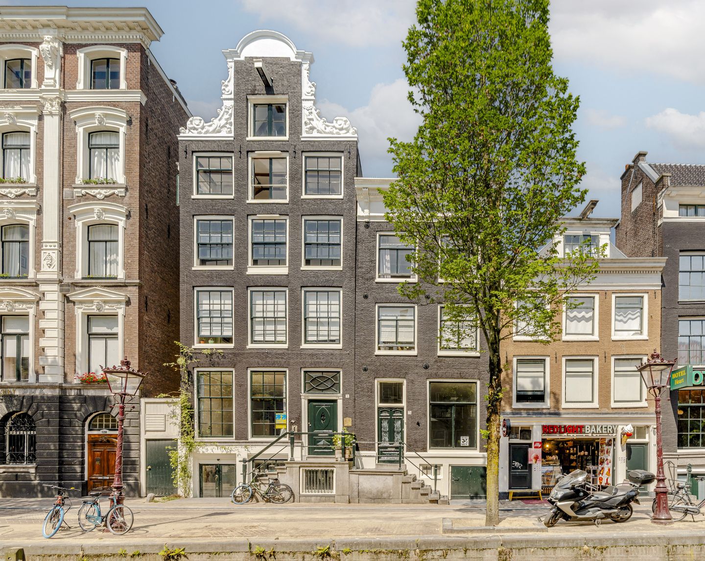 Bekijk foto 1 van Oudezijds Achterburgwal 124