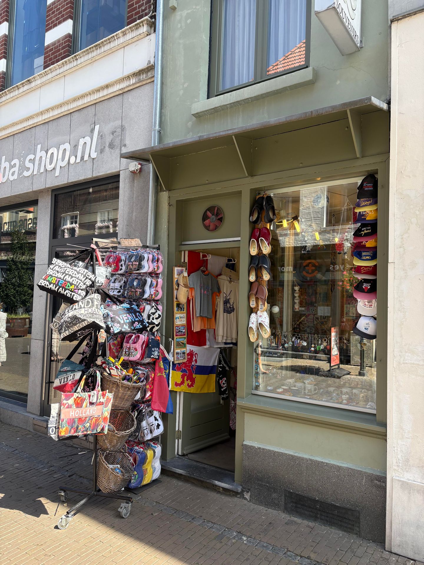 View photo 2 of Lomstraat 8