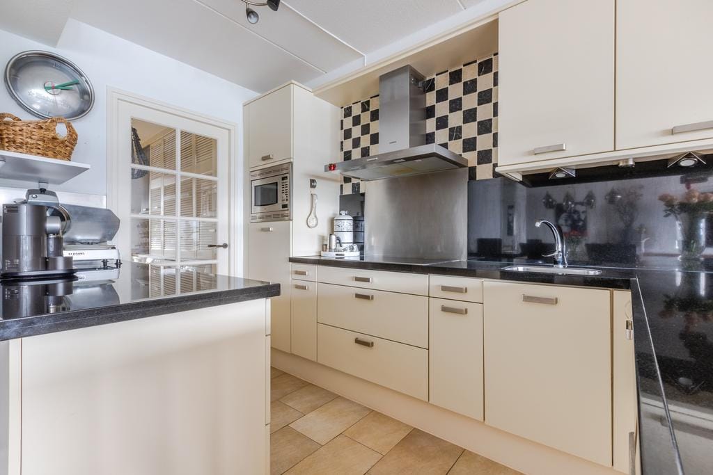 Photo 8 of Oosterweezenstraat 331