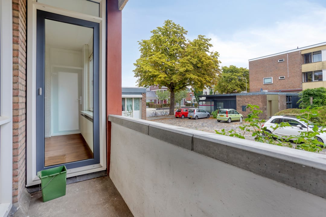 Photo 11 of Professor Hoogveldstraat 4