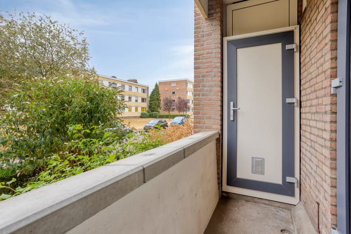 Photo 2 of Professor Hoogveldstraat 4