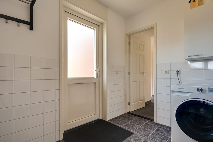 Twee-onder-één-kap te koop: Langelaan 32, Surhuisterveen