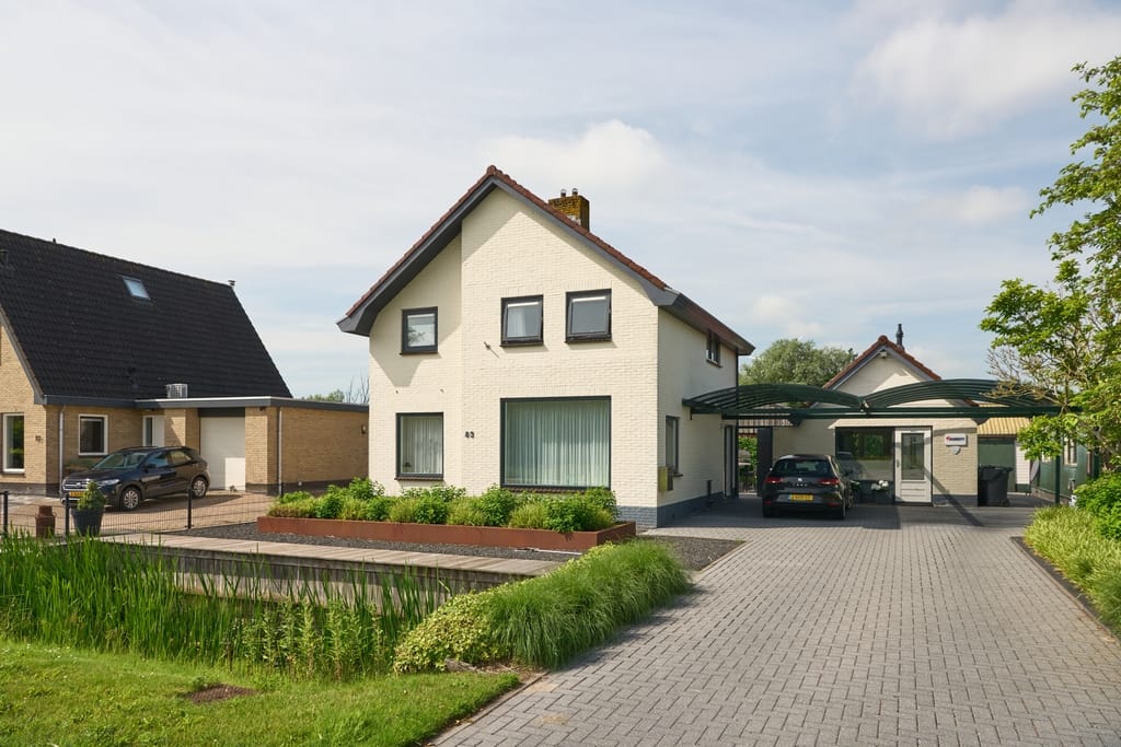 View photo 2 of Leeuwarderstraatweg 83-85