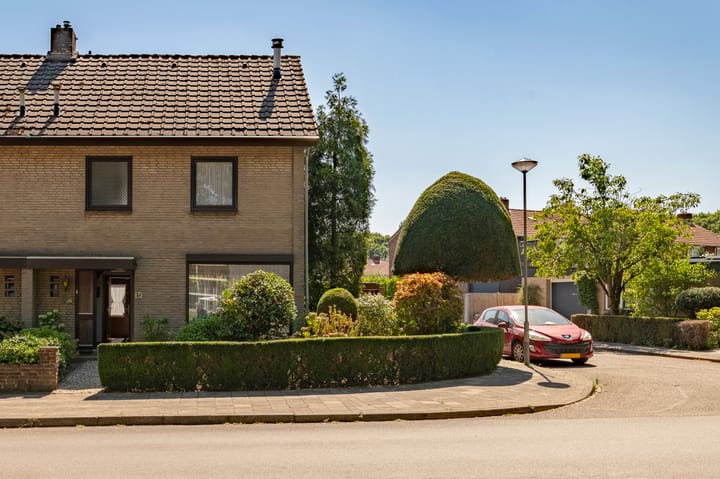Twee-onder-één-kap te koop: Europalaan 1A, Geleen
