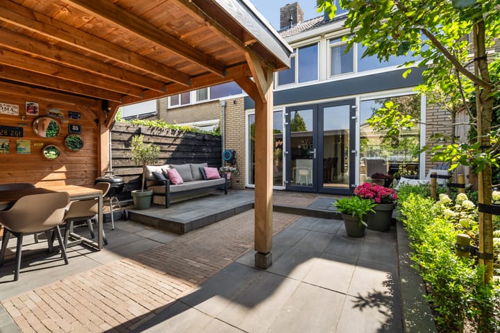 Tussenwoning te koop: Kastanjelaan 25, Dordrecht