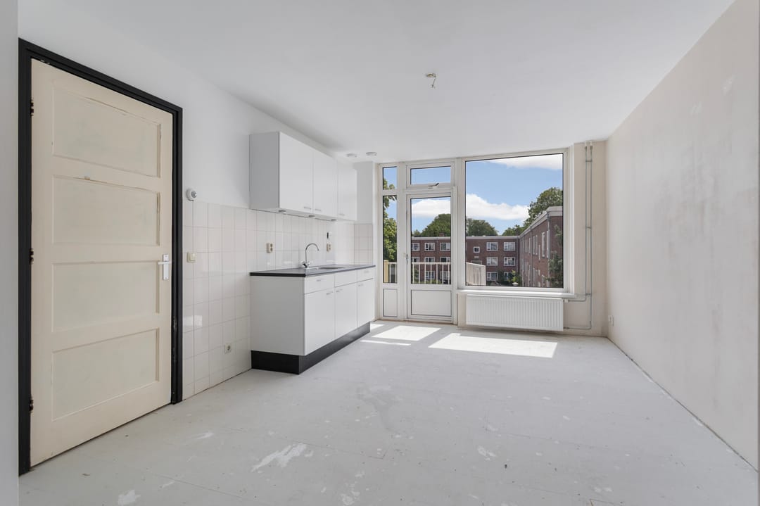 Photo 2 of Johannes van der Waalsstraat 6-2