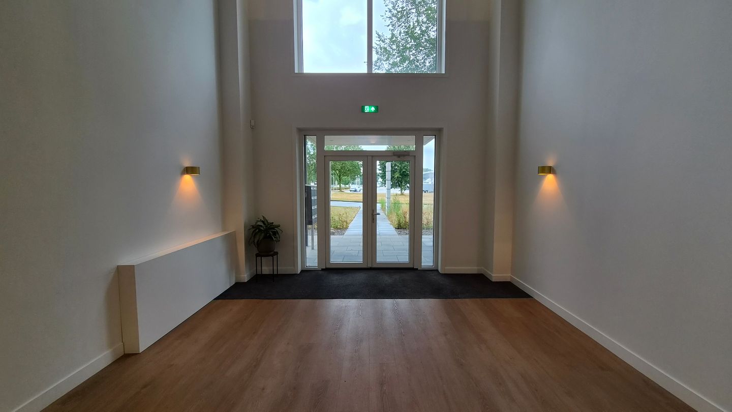 Bekijk foto 3 van Oeverlandenweg 2