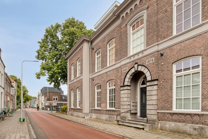 Photo 2 of Van Karnebeekstraat 67