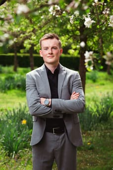 L. Mombarg (Lars) - Commercial Employee