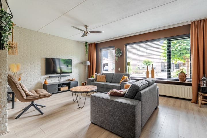 Twee-onder-één-kap te koop: Van der Brugghenstraat 1, Bergentheim