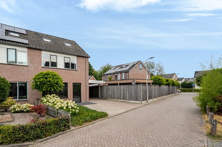 Twee-onder-één-kap te koop: Van der Brugghenstraat 1, Bergentheim