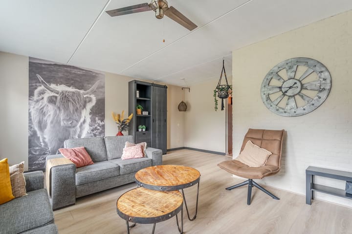 Twee-onder-één-kap te koop: Van der Brugghenstraat 1, Bergentheim