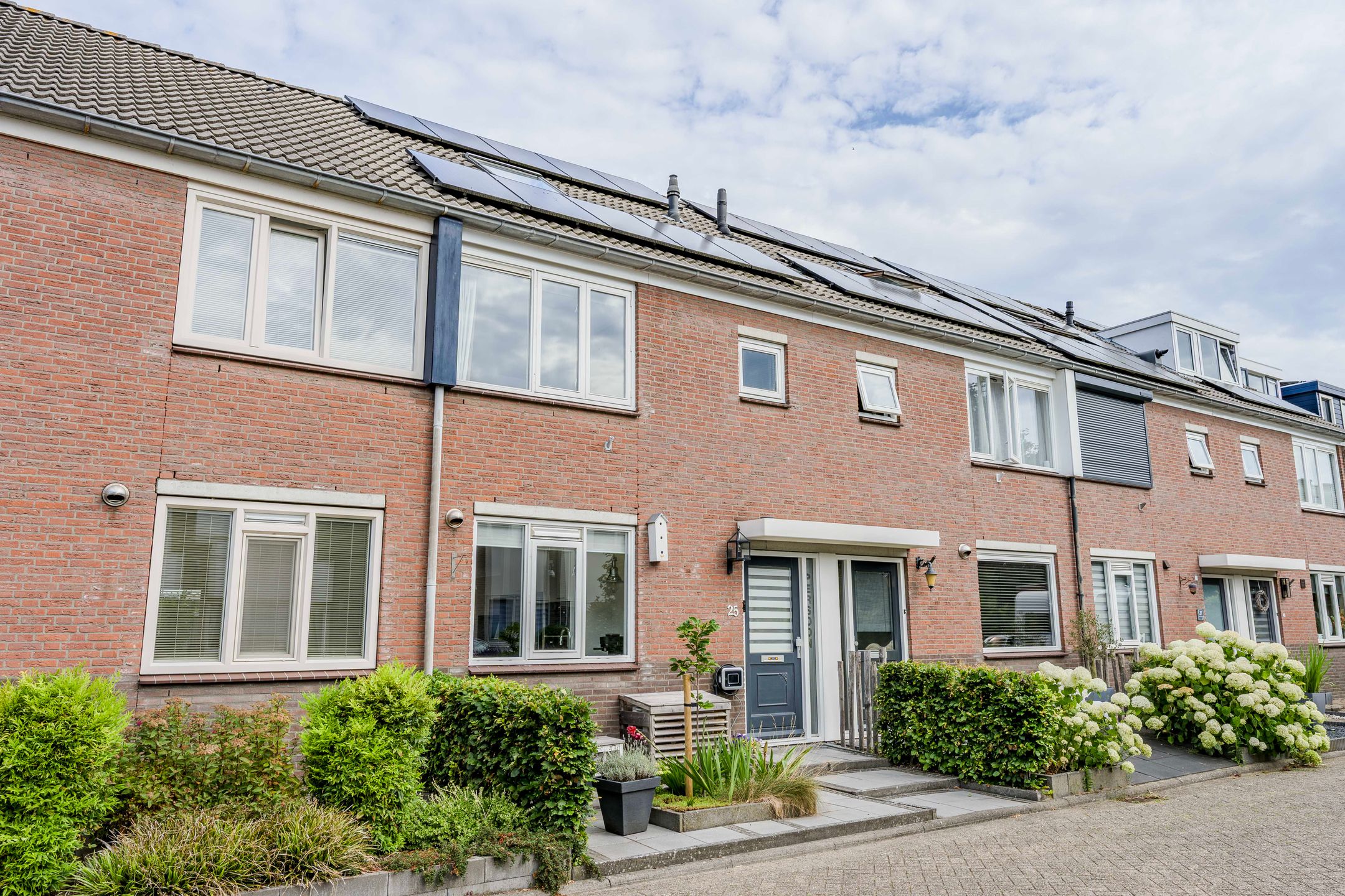 Photo 3 of Rozemarijnhof 25