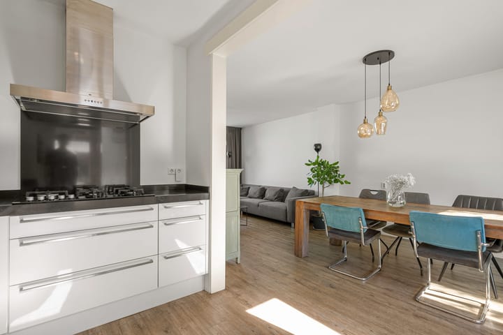 Tussenwoning te koop: Van Houtenstraat 7, Maarssen