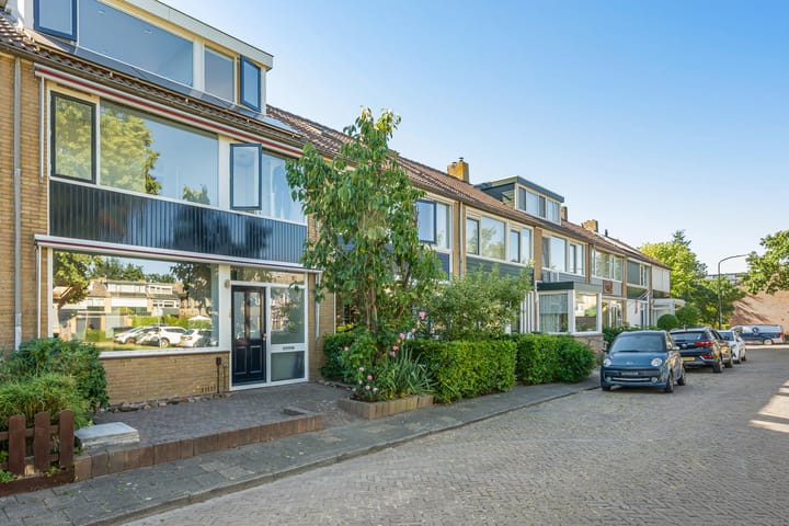 Tussenwoning te koop: Van Houtenstraat 7, Maarssen