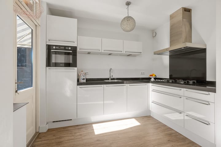 Tussenwoning te koop: Van Houtenstraat 7, Maarssen