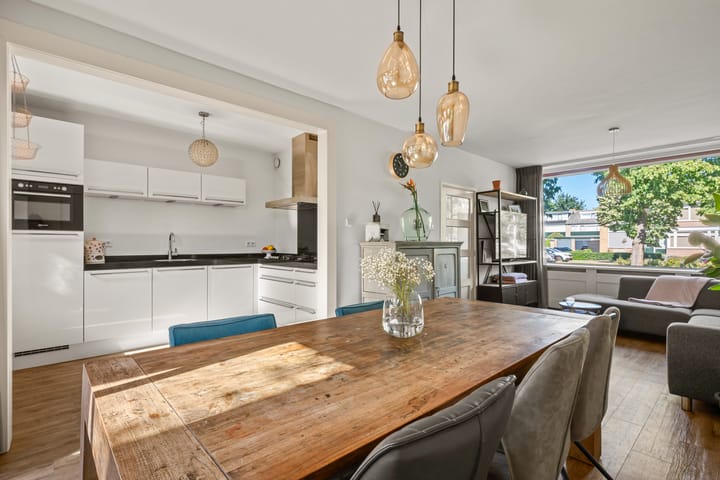 Tussenwoning te koop: Van Houtenstraat 7, Maarssen