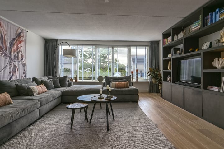 Tussenwoning te koop: Johanna Westerdijkstraat 28, Velserbroek