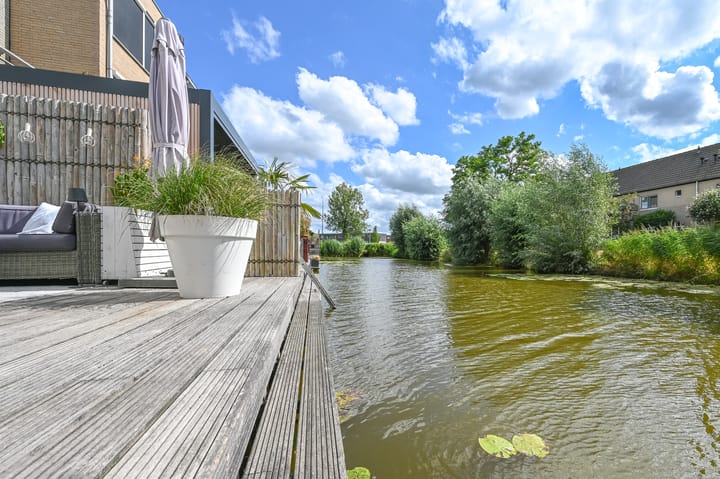 Tussenwoning te koop: Johanna Westerdijkstraat 28, Velserbroek