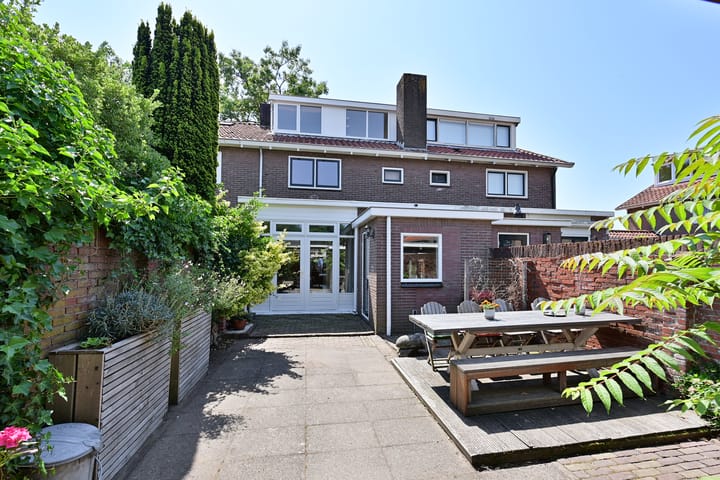 Tussenwoning te koop: P.M.R. Versteeghstraat 3, Bussum