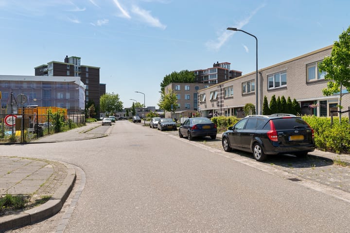 Tussenwoning te koop: Rimsky-Korssakovweg 109, Almere