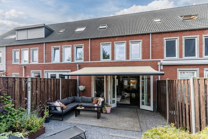 Tussenwoning te koop: Hoogendijkstraat 17, Tiel
