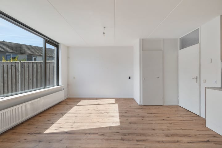 Tussenwoning te koop: Kruiszwin 4213, Julianadorp