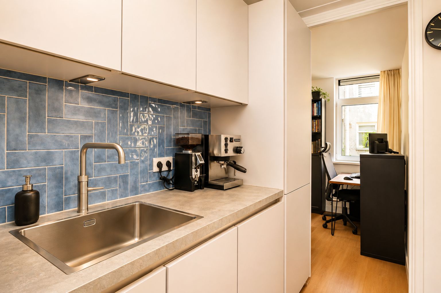 Photo 15 of Van Hogendorpstraat 64-B