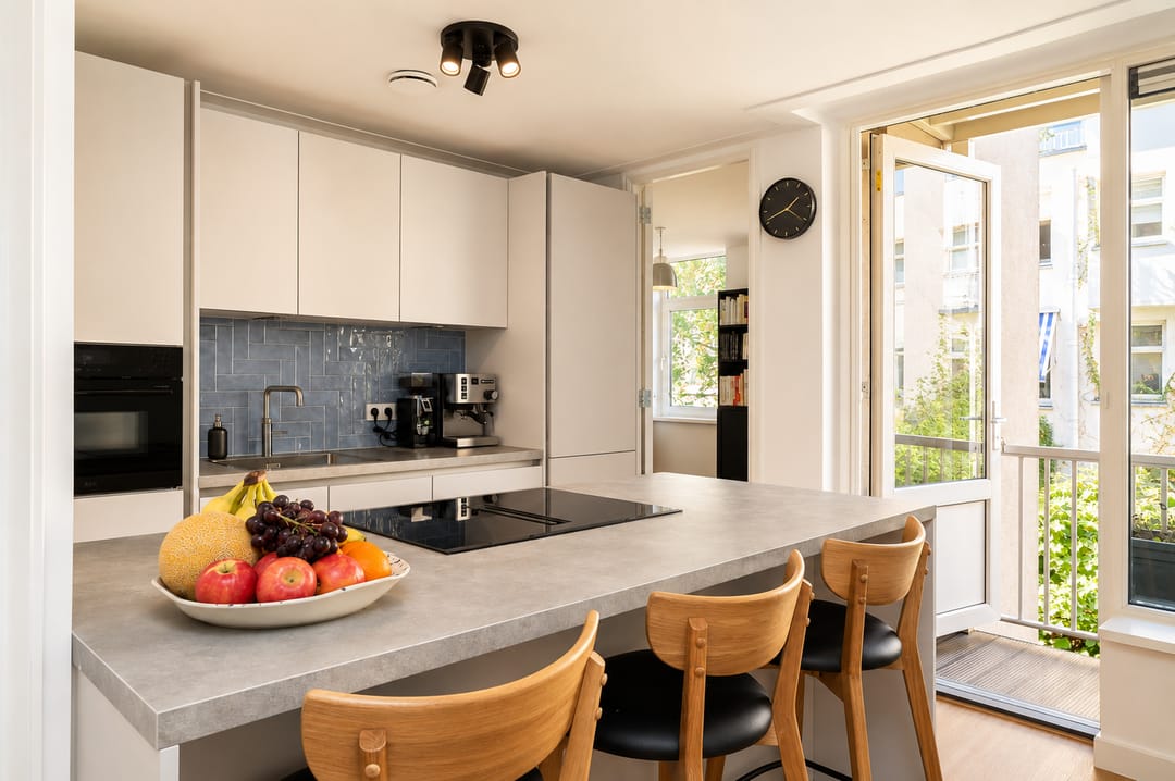 Photo 11 of Van Hogendorpstraat 64-B