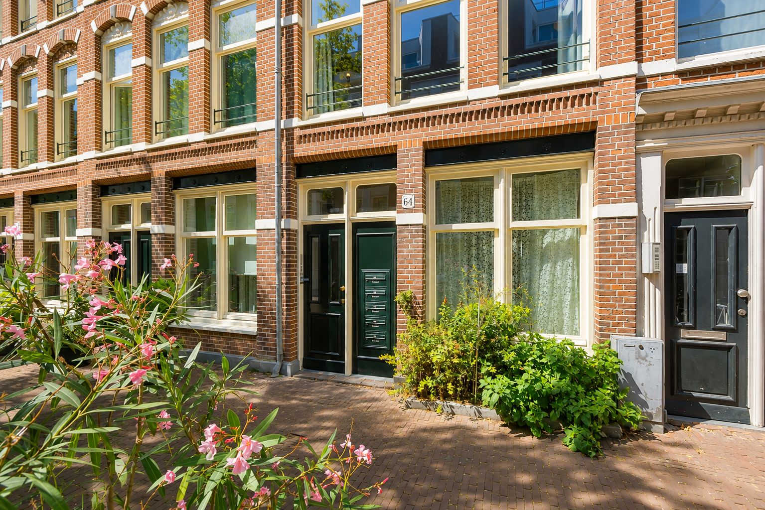 Photo 27 of Van Hogendorpstraat 64-B