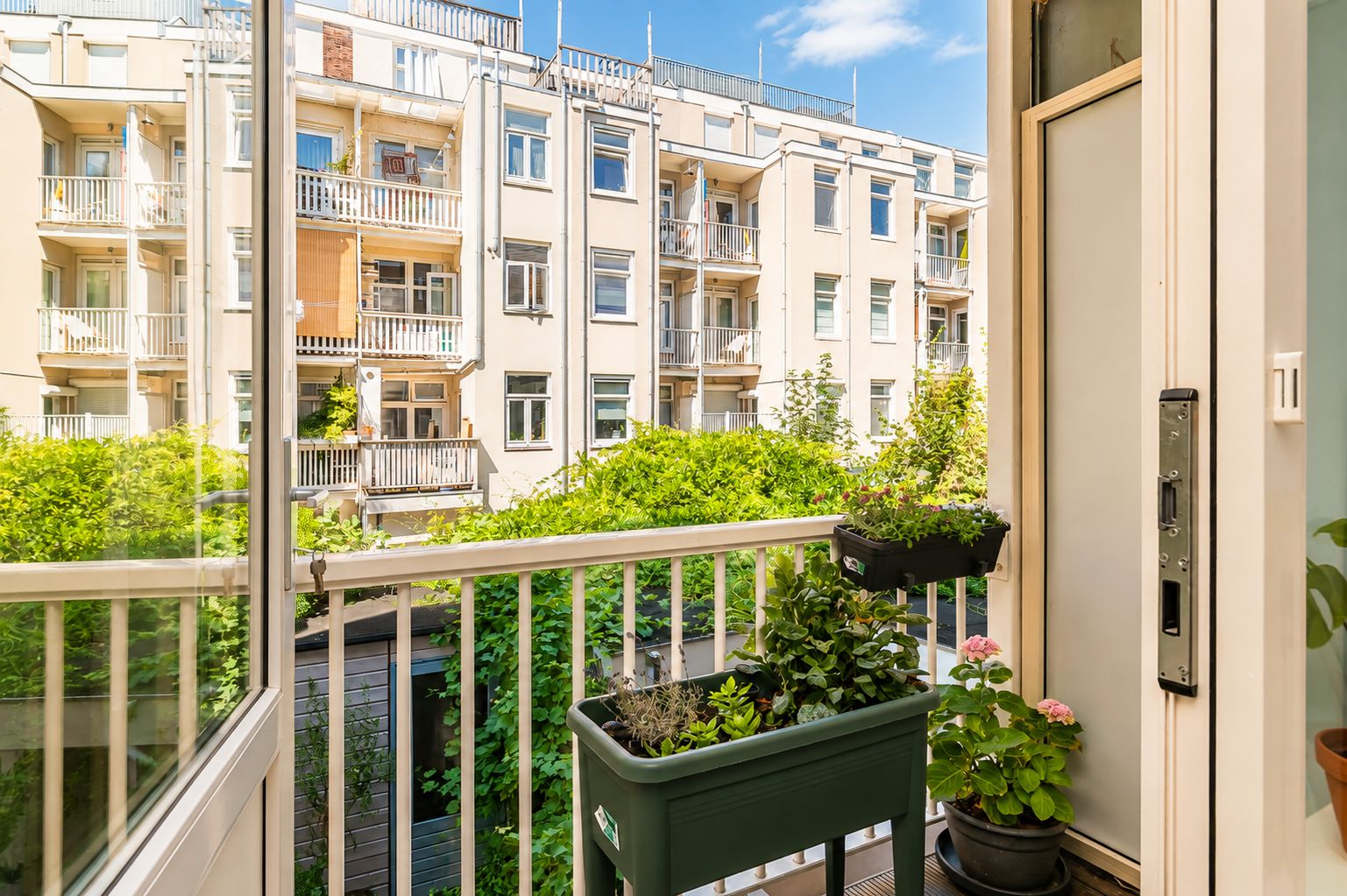Photo 12 of Van Hogendorpstraat 64-B