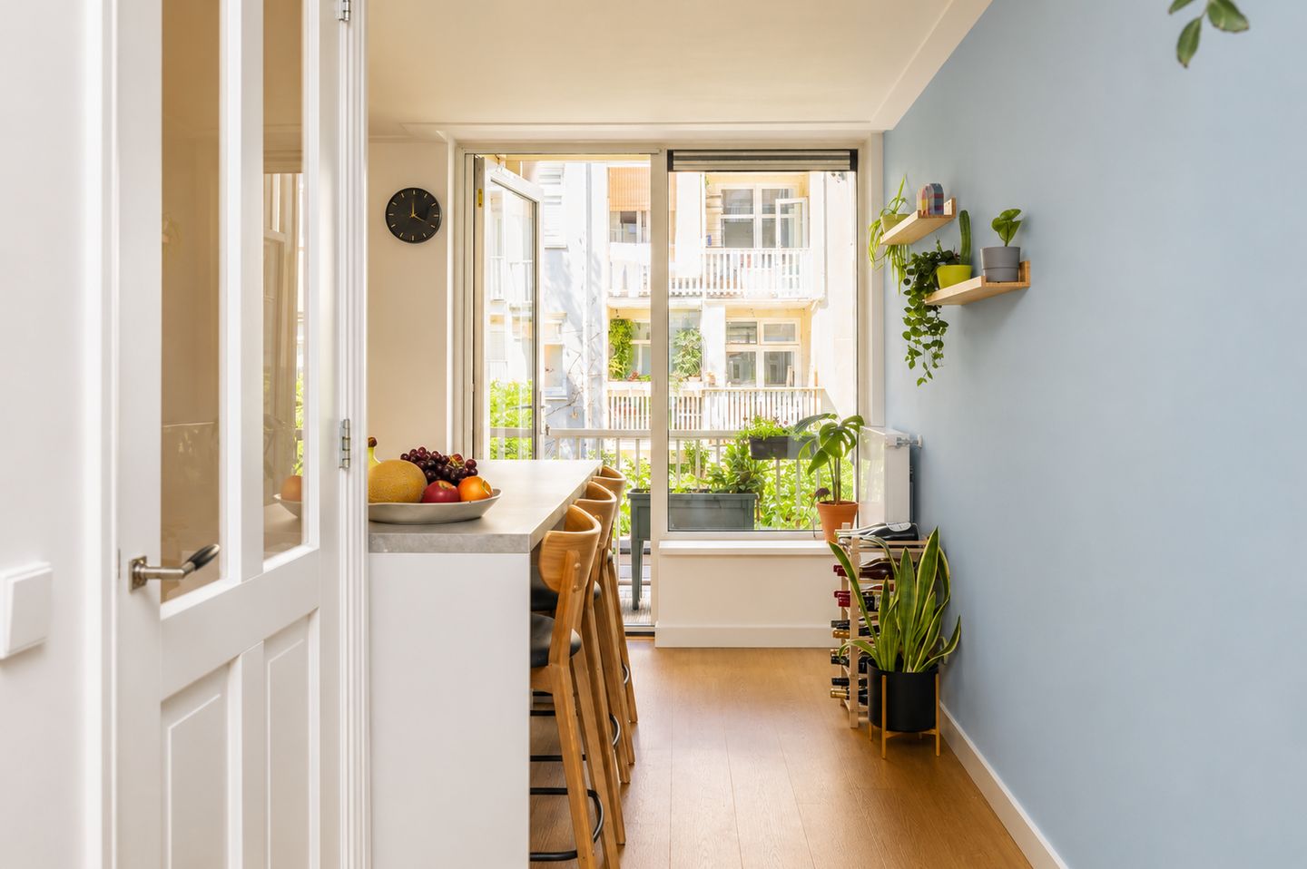 Photo 10 of Van Hogendorpstraat 64-B