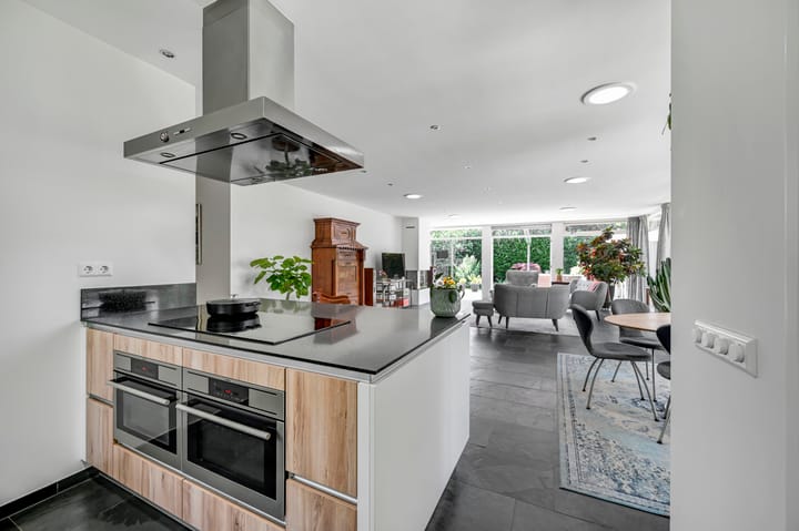 Vrijstaande woning te koop: Jan van Hooflaan 1, Voorschoten