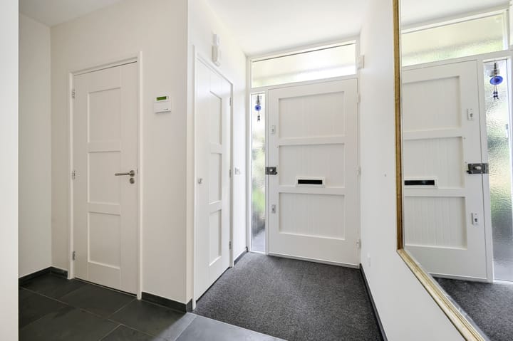 Vrijstaande woning te koop: Jan van Hooflaan 1, Voorschoten