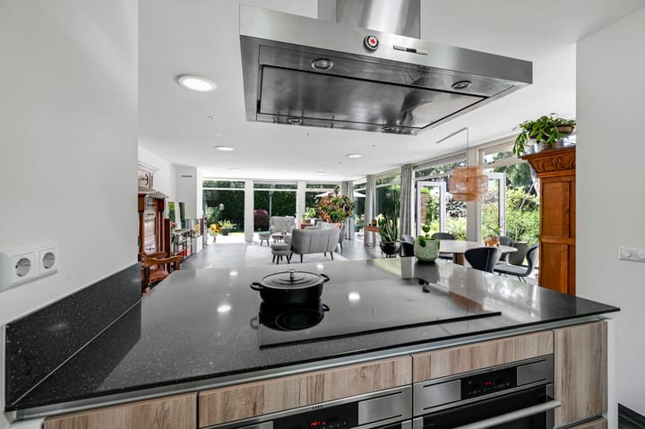 Vrijstaande woning te koop: Jan van Hooflaan 1, Voorschoten
