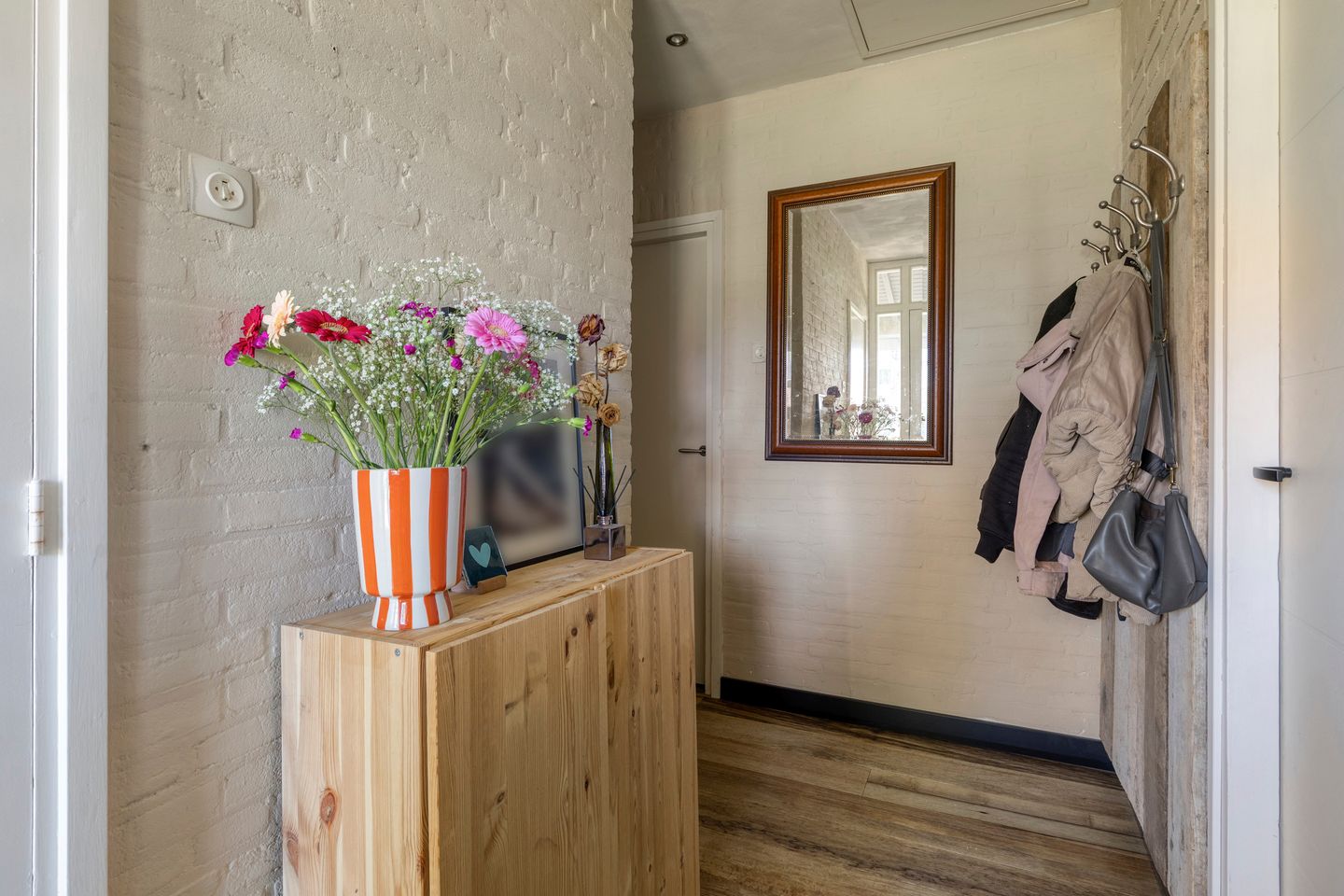 Photo 14 of Roest 2-C