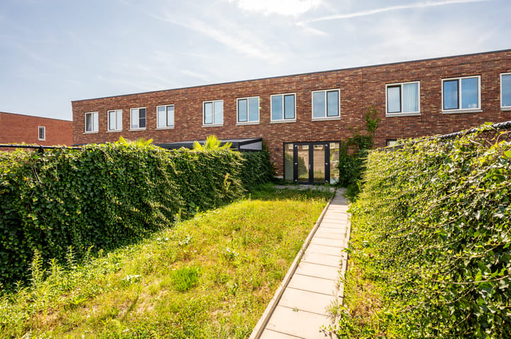 Tussenwoning te koop: Laura Bassihof 90, Almere