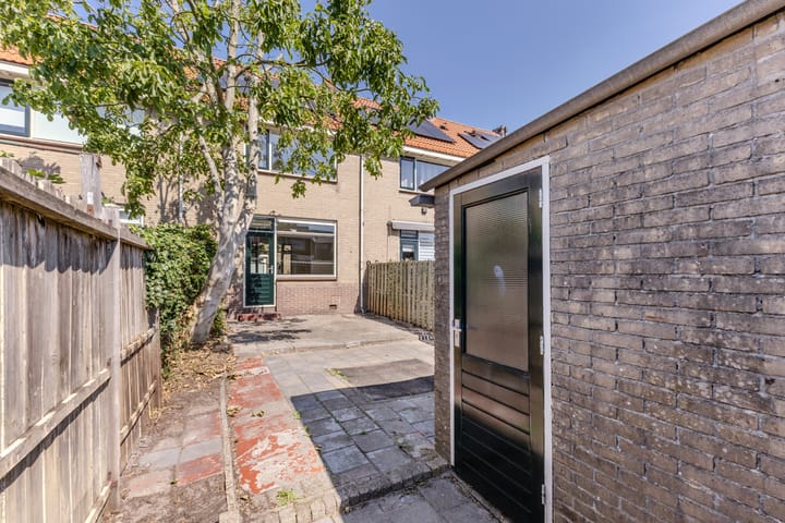 Tussenwoning te koop: Meidoornstraat 72, Zaandam